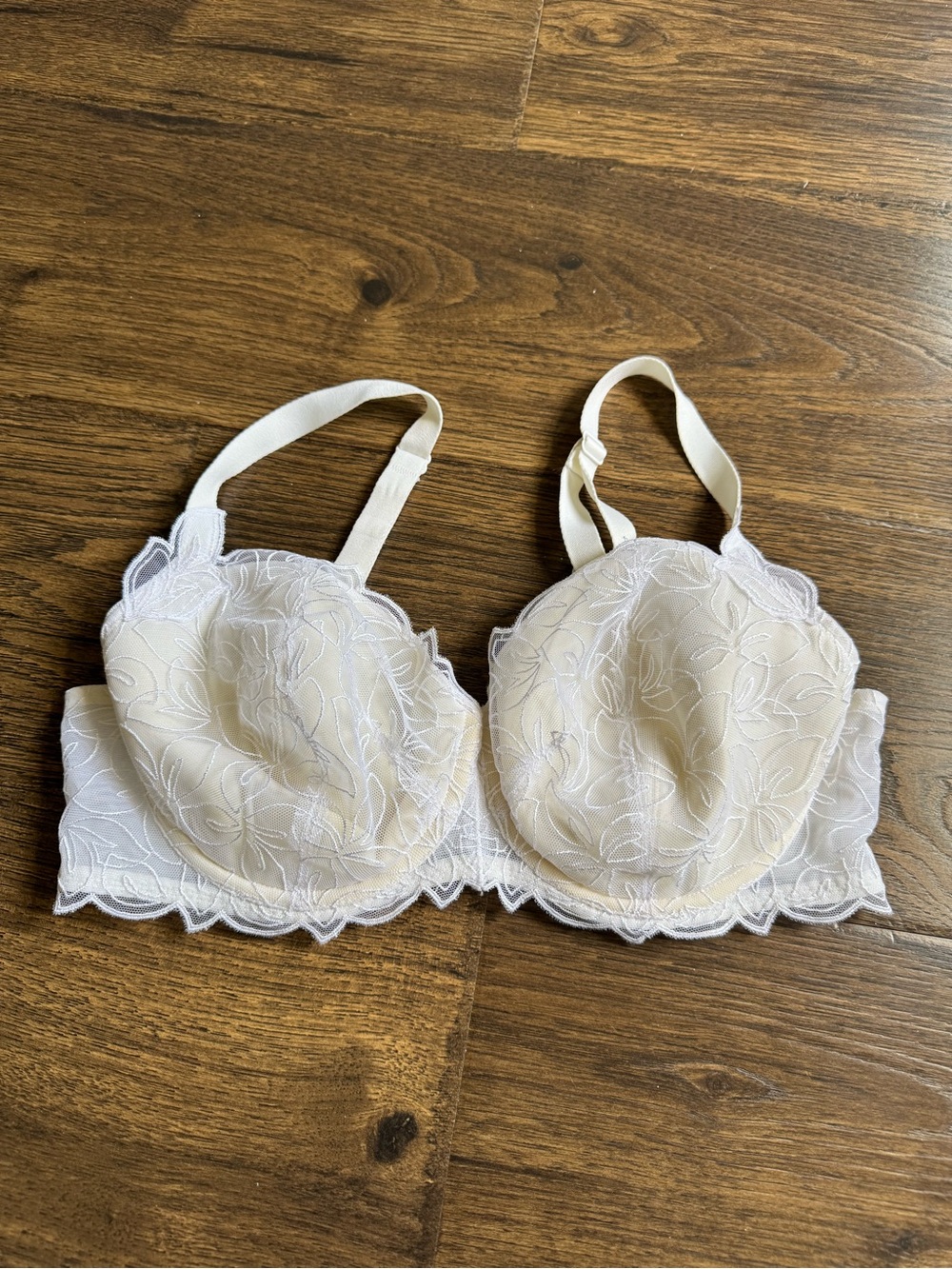 Elegant Lace Underwire Bra - Cream